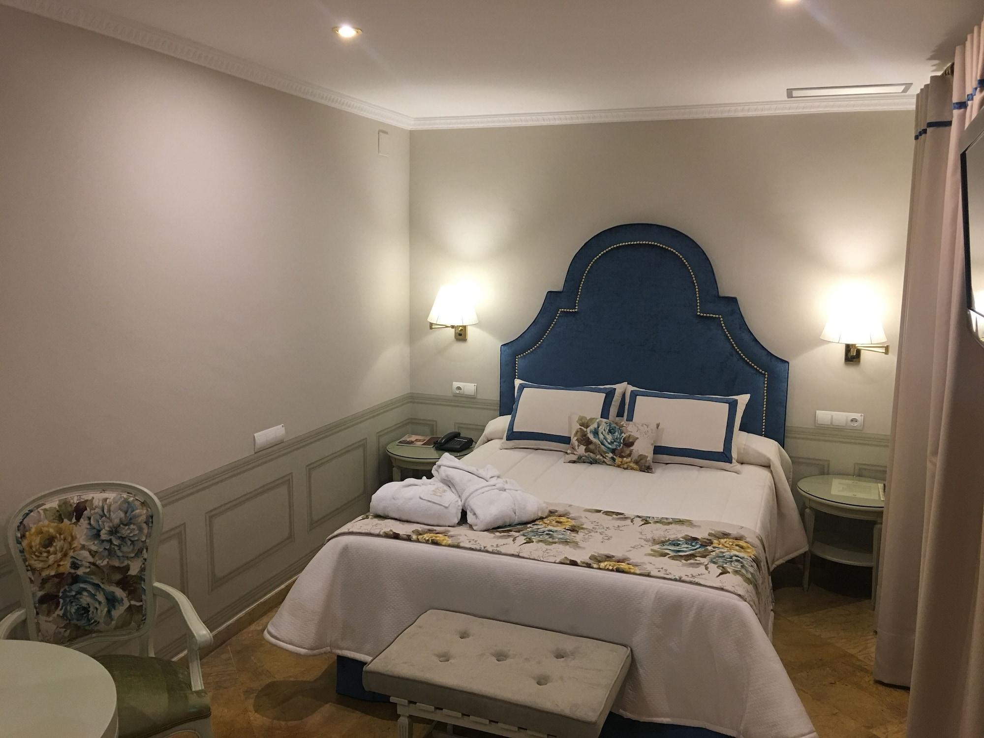Adriano Boutique Hotel 3*